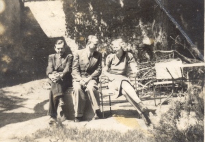 24. kép Várkonyi az egyetemi könyvtár kertjében Weöres Sándor és Blaskovich Hanna (majdani Bajcsa (Holler) Andrásné) társaságában