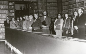 27. kép A 200 éves Klimo Könyvtár jubileumi kiállításának megnyitója 1974. október 16-án, délután (Várkonyi balról a hatodik) [80]
