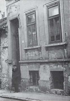 1. kép Várkonyi Nándor szülőháza előtt 1975. február 15-én