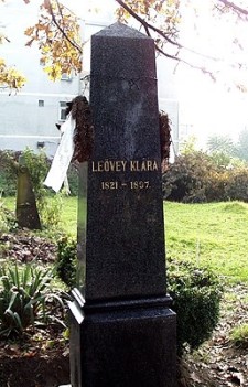 Leőwey Klára sírja máramarosszigeti református temetőben